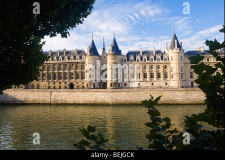 Ex carcere Conciergerie, le rive della Senna, Ile de la Cite, Parigi, Francia Foto Stock