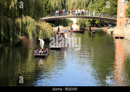 Gli studenti punting sul fiume cam Foto Stock