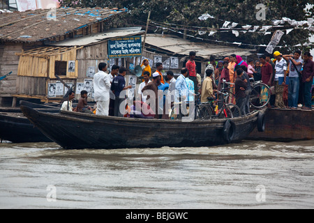 Traghetto sul fiume Mouri in Khulna Bangladesh Foto Stock