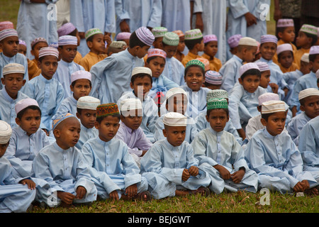 Ragazzi musulmani visitando Shait Gambuj moschea o sessanta moschea a cupola in Khulna Bangladesh Foto Stock