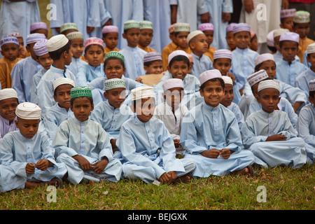 Ragazzi musulmani visitando Shait Gambuj moschea o sessanta moschea a cupola in Khulna Bangladesh Foto Stock