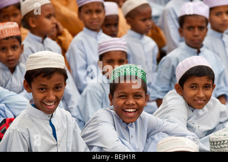 Ragazzi musulmani visitando Shait Gambuj moschea o sessanta moschea a cupola in Khulna Bangladesh Foto Stock