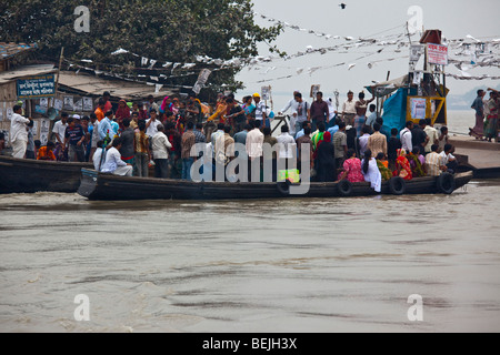 Traghetto sul fiume Mouri in Khulna Bangladesh Foto Stock