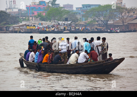 Traghetto sul fiume Mouri in Khulna Bangladesh Foto Stock