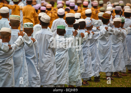 Ragazzi musulmani visitando Shait Gambuj moschea o sessanta moschea a cupola in Khulna Bangladesh Foto Stock