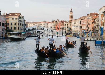 Venezia Canal Grande. Turismo gondole. Il Ponte di Rialto in background. HOMER SYKES Foto Stock