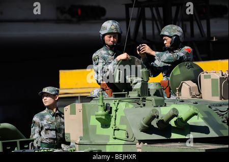 Parata militare marcatura Chinas sessantesimo anniversario della Repubblica popolare cinese, i soldati in un serbatoio. 01-ott-2009 Foto Stock