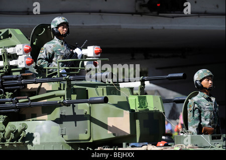 Parata militare marcatura Chinas sessantesimo anniversario della Repubblica popolare cinese, i soldati in un serbatoio. 01-ott-2009 Foto Stock