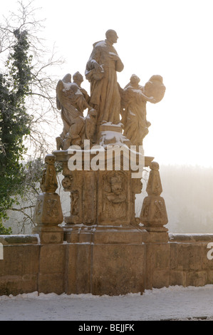 Statua barocca di San Francesco Borgia sul ponte di fronte al collegio gesuita di Kutná Hora. Foto Stock