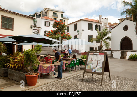 I clienti di essere serviti da un cameriere in un ristorante a Funchal, Madeira Foto Stock