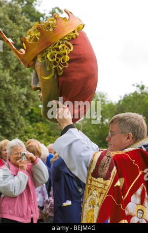 Il decano di St Albans molto Revd Dr Jeffrey John detiene aloft modello di testa di Saint Alban durante il pellegrinaggio Albantide Foto Stock