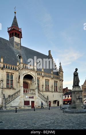 Statua di Jacob van Maerlant davanti al municipio presso la città medievale di Damme, Fiandre Occidentali, Belgio Foto Stock