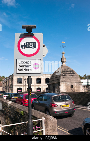 Segno che indica il peso del veicolo limitazione attraverso il ponte e attraverso la città in Bradford on Avon WILTSHIRE REGNO UNITO Foto Stock