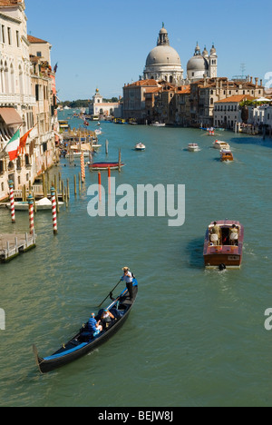 Venezia Italia Gondola acqua trasporto taxi Canal Grande chiesa di Santa Maria della Salute in distanza. HOMER SYKES Foto Stock