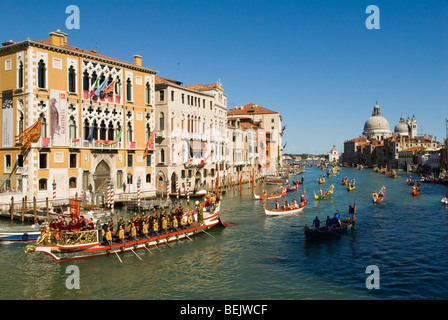 Venezia Canal Grande Regata Regata Storica Settembre. Chiesa di San Maria della Salute (in distanza) HOMER SYKES Foto Stock