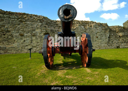 Un cannone Elizabethan su un carrello di replica nel Castello di Pevensey in East Sussex, Regno Unito Foto Stock