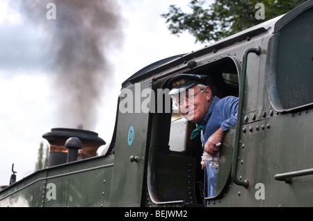Driver del motore si appoggia al di fuori della sua cabina sul Severn Valley Railway Bridgnorth Shropshire Foto Stock