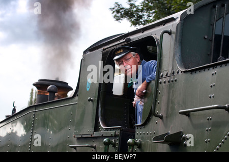 Driver del motore si appoggia al di fuori della sua cabina sul Severn Valley Railway Bridgnorth Shropshire Foto Stock