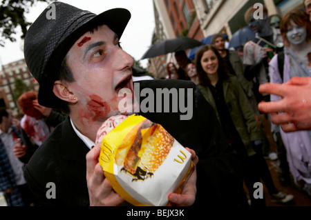 La gente vestita come zombie parlare lungo Oxford Street a Londra. Parte del mondo zombie giorno Foto Stock