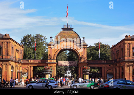 Ingresso dei giardini di Tivoli, un famoso parco di divertimenti di Copenaghen, Danimarca Foto Stock