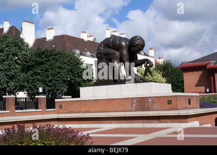 Statua di bronzo di Sir Isaac Newton di Eduardo Paolozzi, al di fuori della British Library di Londra, Inghilterra Foto Stock