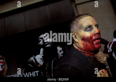 La gente vestita come zombie parlare lungo Oxford Street a Londra. Parte del mondo zombie giorno Foto Stock