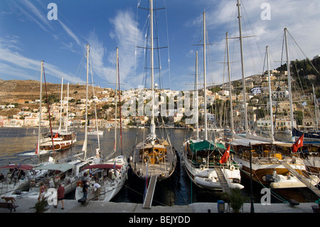 Yachts in Yalos Harbour sulla Grecia DODECANNESO isola di Symi con il neo-classico case della città in background. Foto Stock