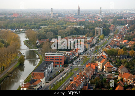 Veduta aerea della città di Bruges con canal, le strade di accesso e i sobborghi, Belgio Foto Stock