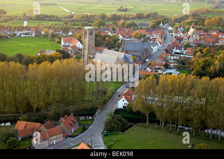 Veduta aerea della città Damme con la Chiesa di Nostra Signora in autunno, Fiandre Occidentali, Belgio Foto Stock