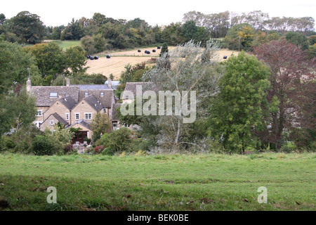 Un piccolo cottage in Shilton in West Oxfordshire, Regno Unito Foto Stock