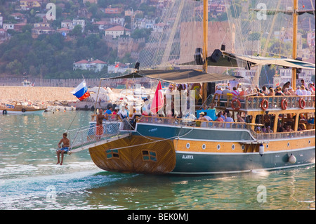 Alanya harbour con barche nel Mediterraneo meridionale della Turchia Foto Stock