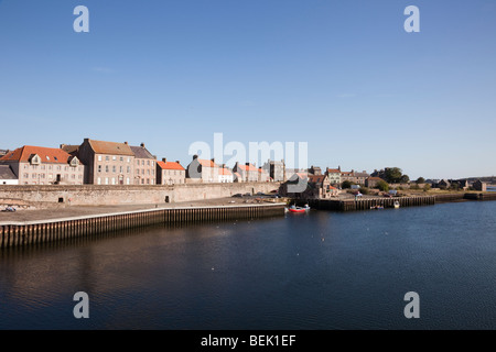 Vista sul fiume Tweed alla città waterfront edifici di Berwick-upon-Tweed, Northumberland, Inghilterra, Regno Unito, Gran Bretagna Foto Stock