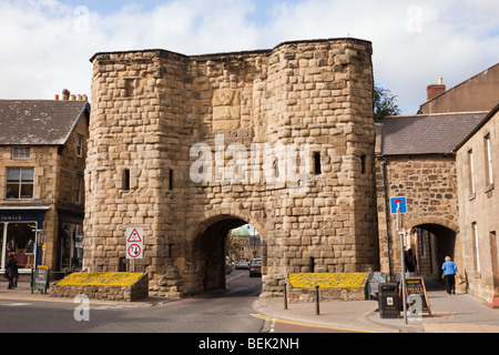 Alnwick, Northumberland, England, Regno Unito, Europa. Bondgate (Hotspur) Torre parte delle antiche mura della città Foto Stock