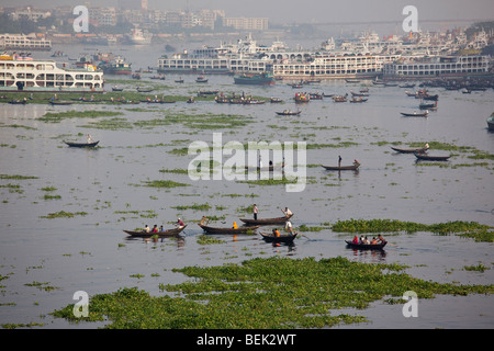 Imbarcazioni a remi sul fiume Buriganga a Dacca in Bangladesh Foto Stock