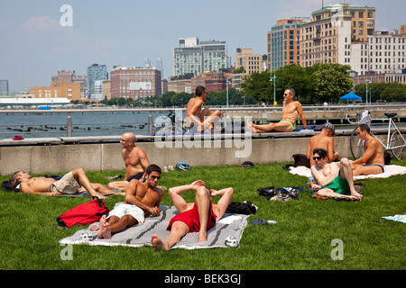 Uomini Gay concia al Fiume Hudson River Park in Manhattan New York City Foto Stock