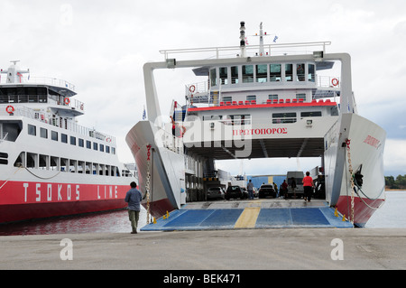 Traghetto per auto caricamento al Porto di Eretria Evia sul percorso da Rafina in Grecia Foto Stock