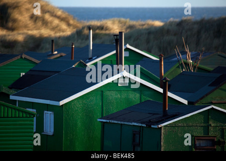 Diversi teloni hanno coperto le capanne dei pescatori con camini; cento cabine della “South Gare Fisherman’s Association”. Capannoni multipli con porte e finestre Foto Stock