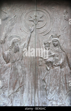 Israele Haifa, la Stella Maris chiesa carmelitana, Mt. Carmelo dettagli della porta inciso con Maria e Gesù Bambino Foto Stock