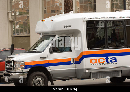 Un Orange County Transportation Authority (otta) autobus rigidi tramite Orange County, California. Foto Stock
