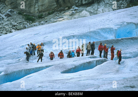 Turisti sul ghiacciaio Nigardsbreen, Sogn og Fjordane, Norvegia Foto Stock