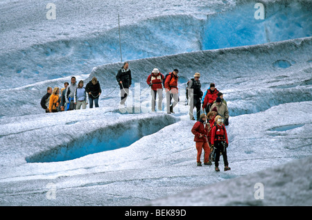 Turisti sul ghiacciaio Nigardsbreen, Sogn og Fjordane, Norvegia Foto Stock