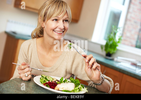 Donna insalata mangiare Foto Stock