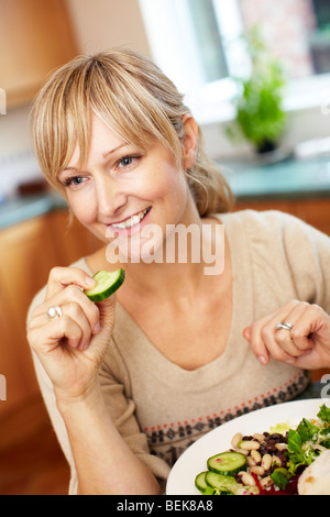 Donna insalata mangiare Foto Stock