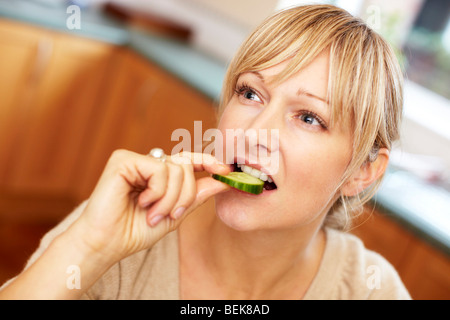 Donna insalata mangiare Foto Stock