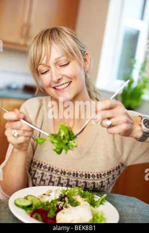 Donna insalata mangiare Foto Stock