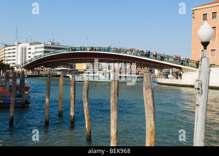 Venezia italia i turisti arrivano a Venezia a piedi oltre il nuovo ponte sul Canal Grande da Piazza Roma. HOMER SYKES Foto Stock