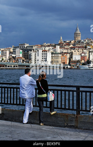 Sul lungomare di Eminonu guardando attraverso il Bosforo verso Istanbul la Torre Galata e il Ponte Galata. Foto Stock