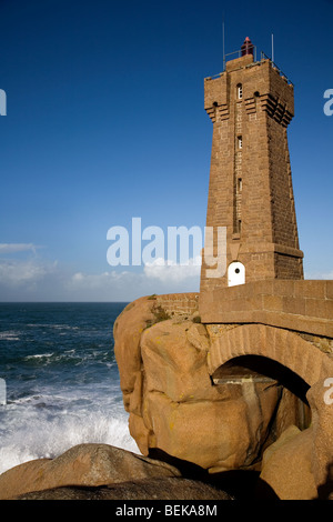 Il Pors Kamor faro lungo la Côte de Granit Rose / Costa di Granito Rosa a Ploumanac'h, Brittany, Francia Foto Stock