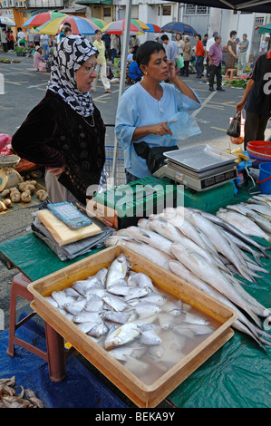 Pressione di stallo di pesce & venditori di mercato alla domenica Frutta & Verdura Kuching Sarawak Borneo Malese Foto Stock