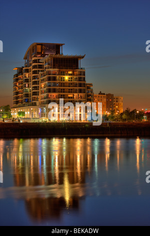 Tramonto dietro Imperial Wharf a Londra il fiume Tamigi. Foto Stock